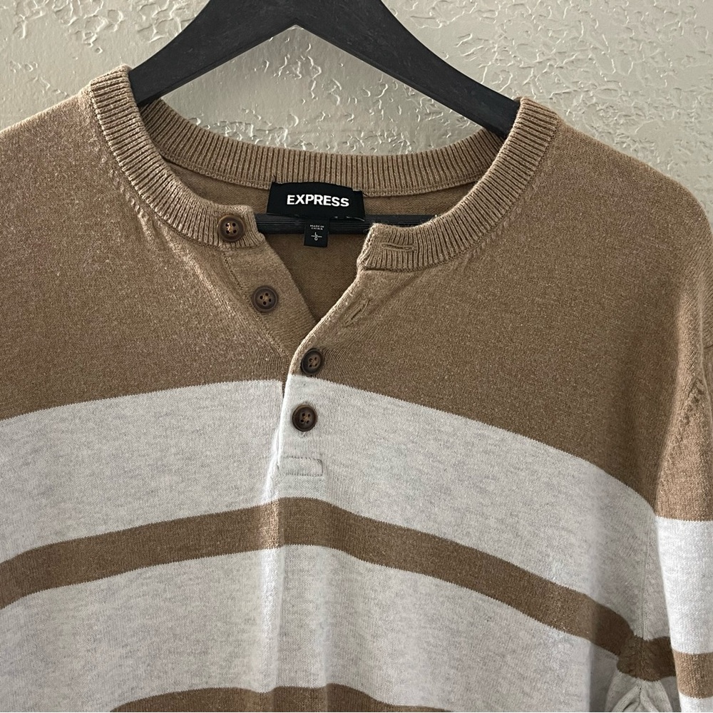 Express Men’s‎ Tan and Cream Button-Up Sweater
Size Large - Picture 2 of 9